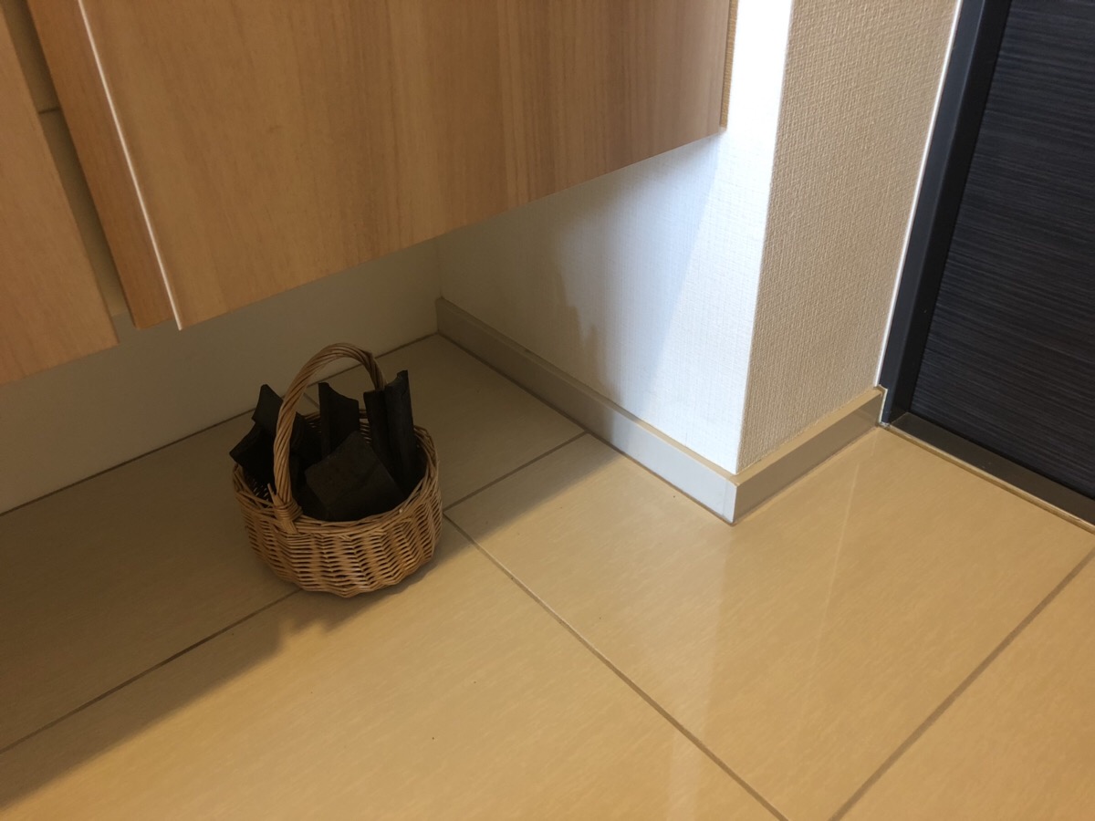 玄関に置いた竹炭