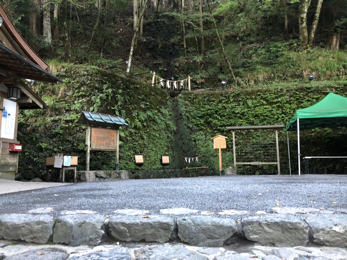 拝殿はこの右手にある
