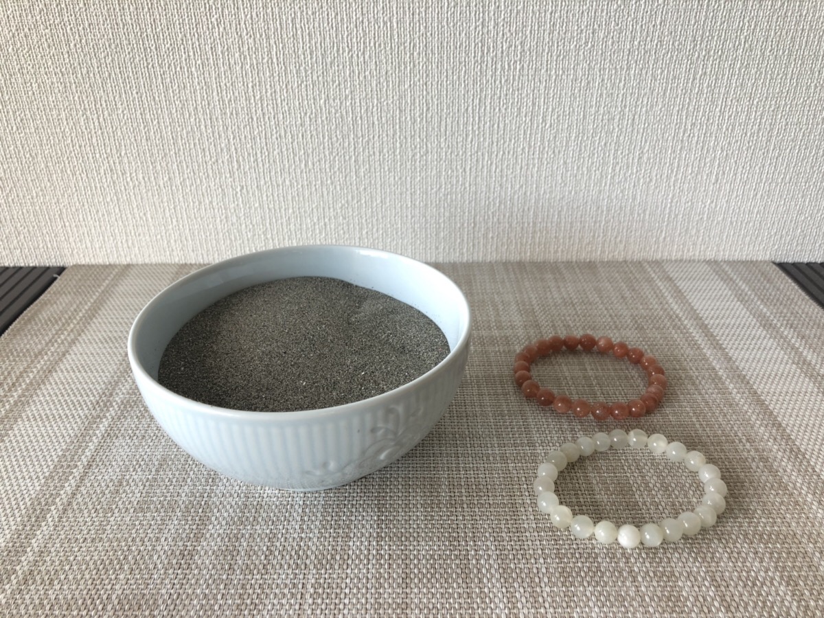 海岸の砂とパワーストーン