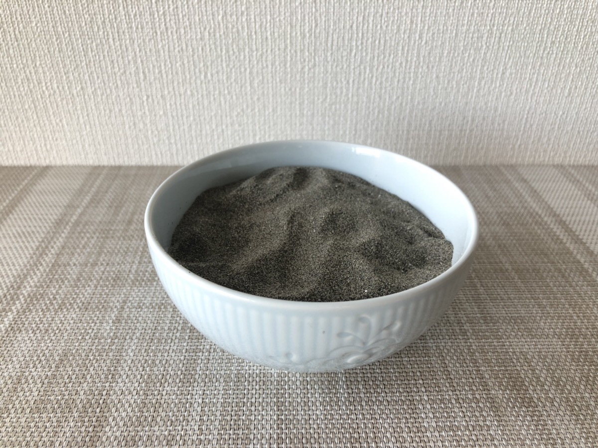 パワーストーンを埋めた海岸の砂