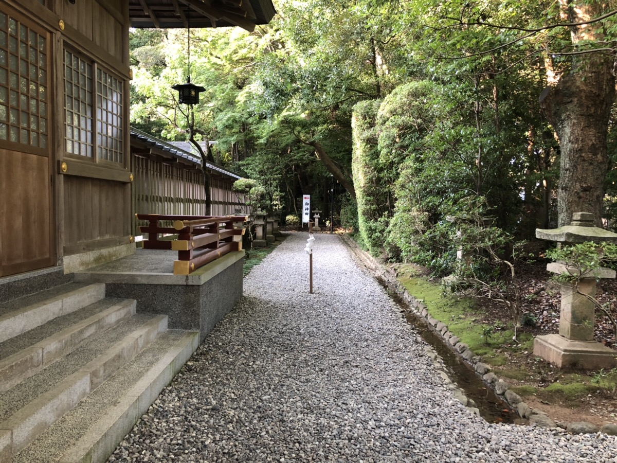 猿田彦神社の本殿右横の通路