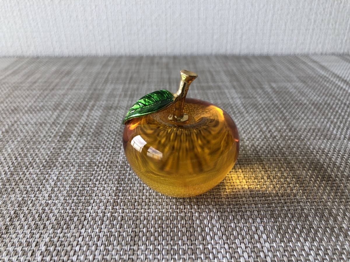 黄色いりんごの置物