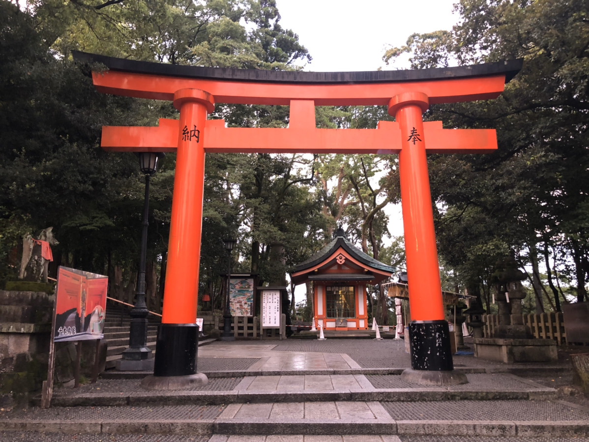 玉山稲荷社の右手にある鳥居