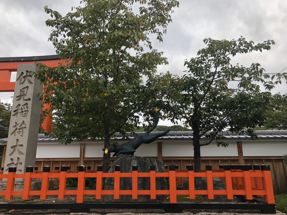 黄金の稲穂をくわえた狐像