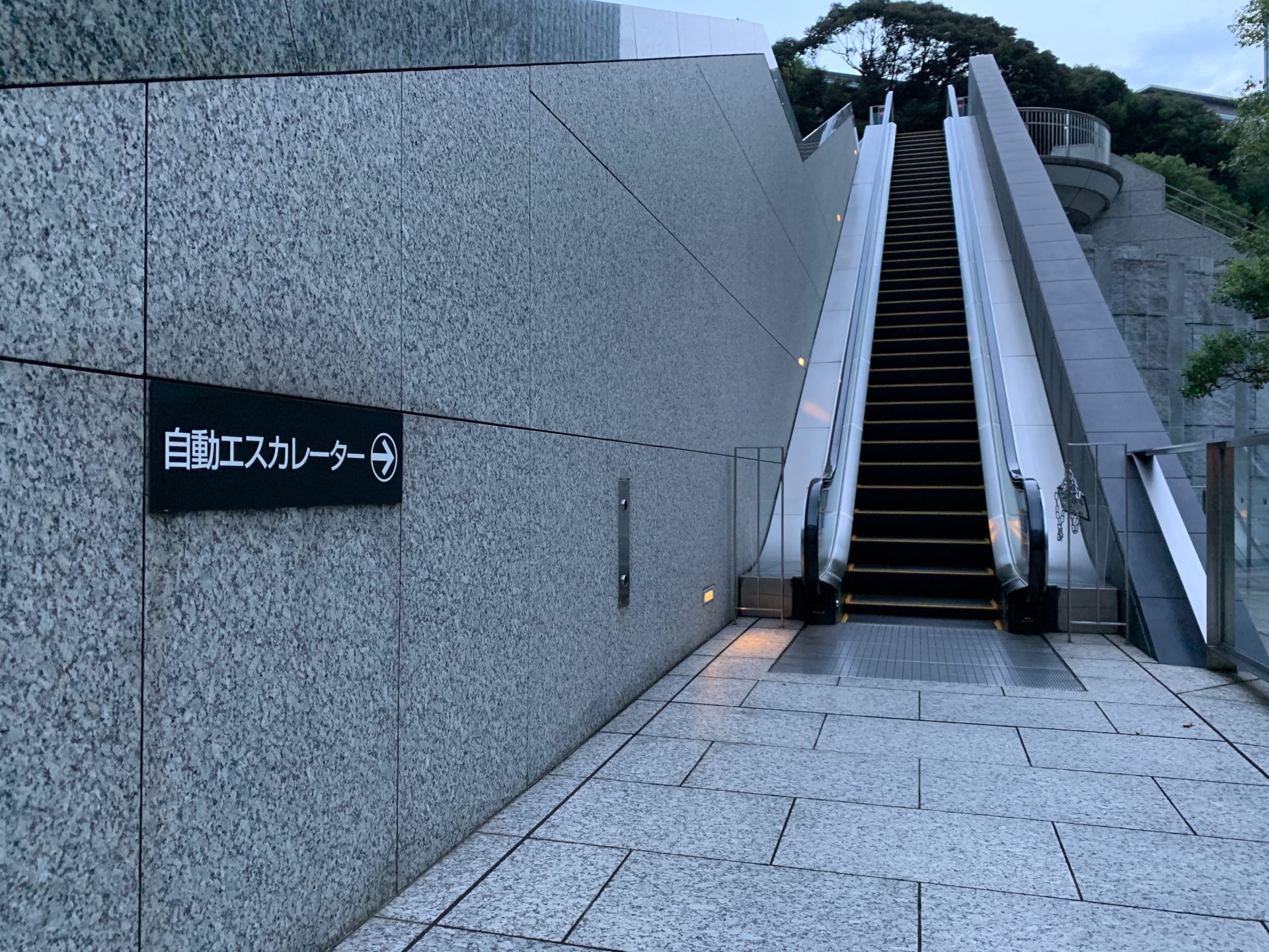 外堀通り側の山王鳥居付近にあるエスカレーター
