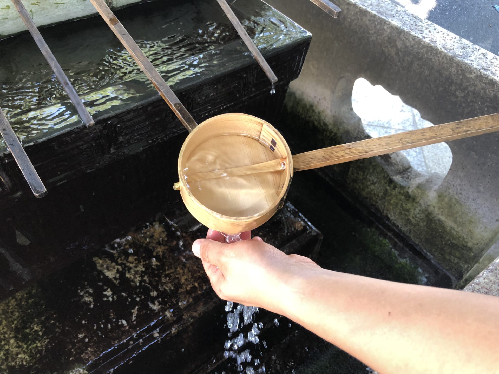 左手にかけて左手を清める