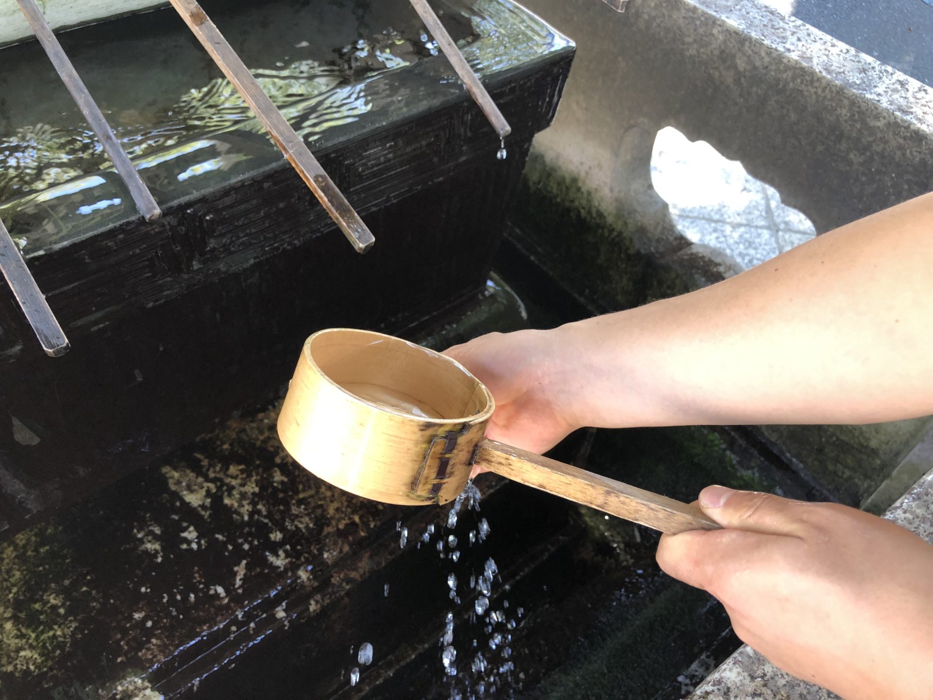 左手に柄杓を持ち替えて右手を清める