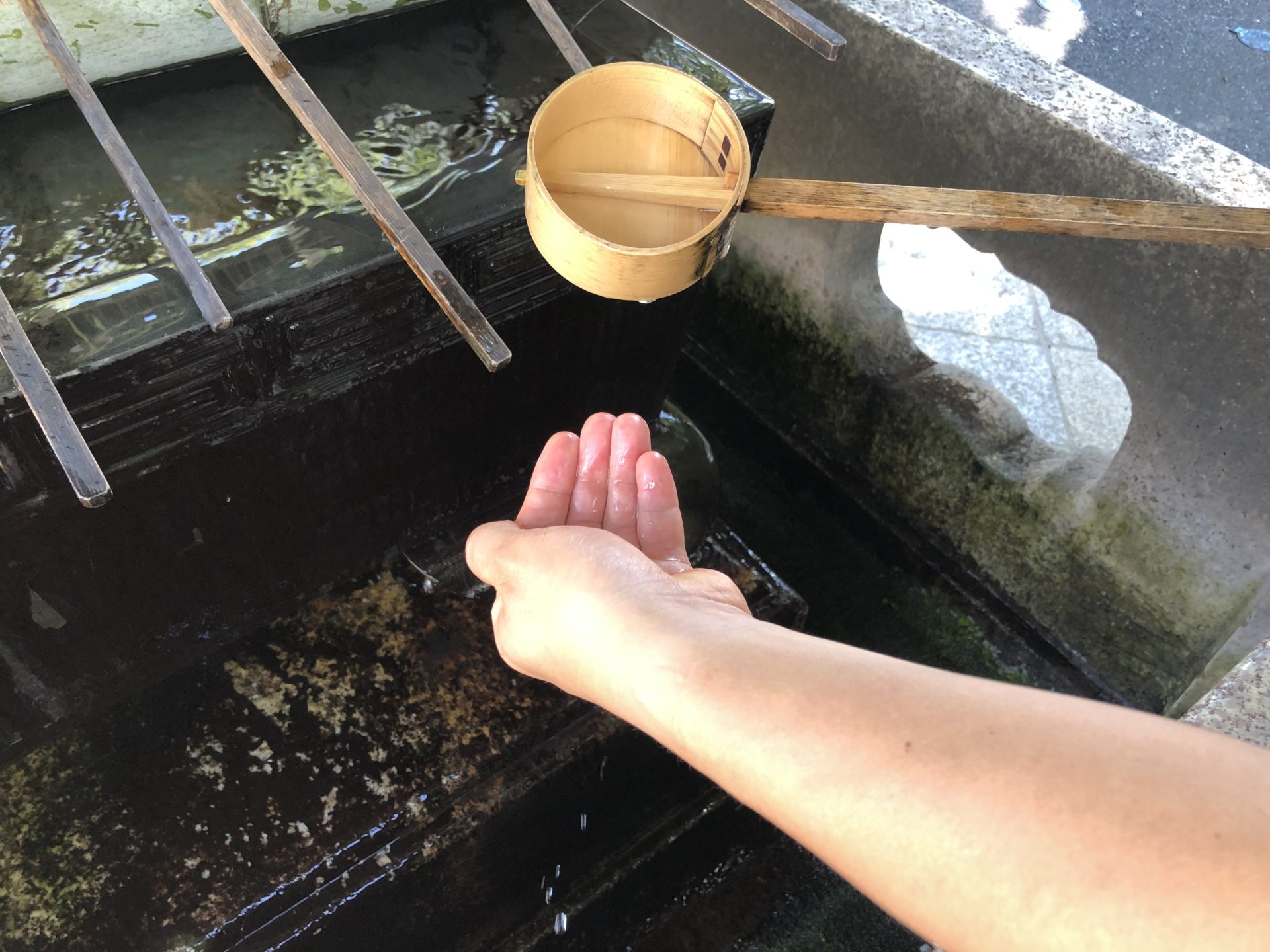 水を口に含んですすぐ