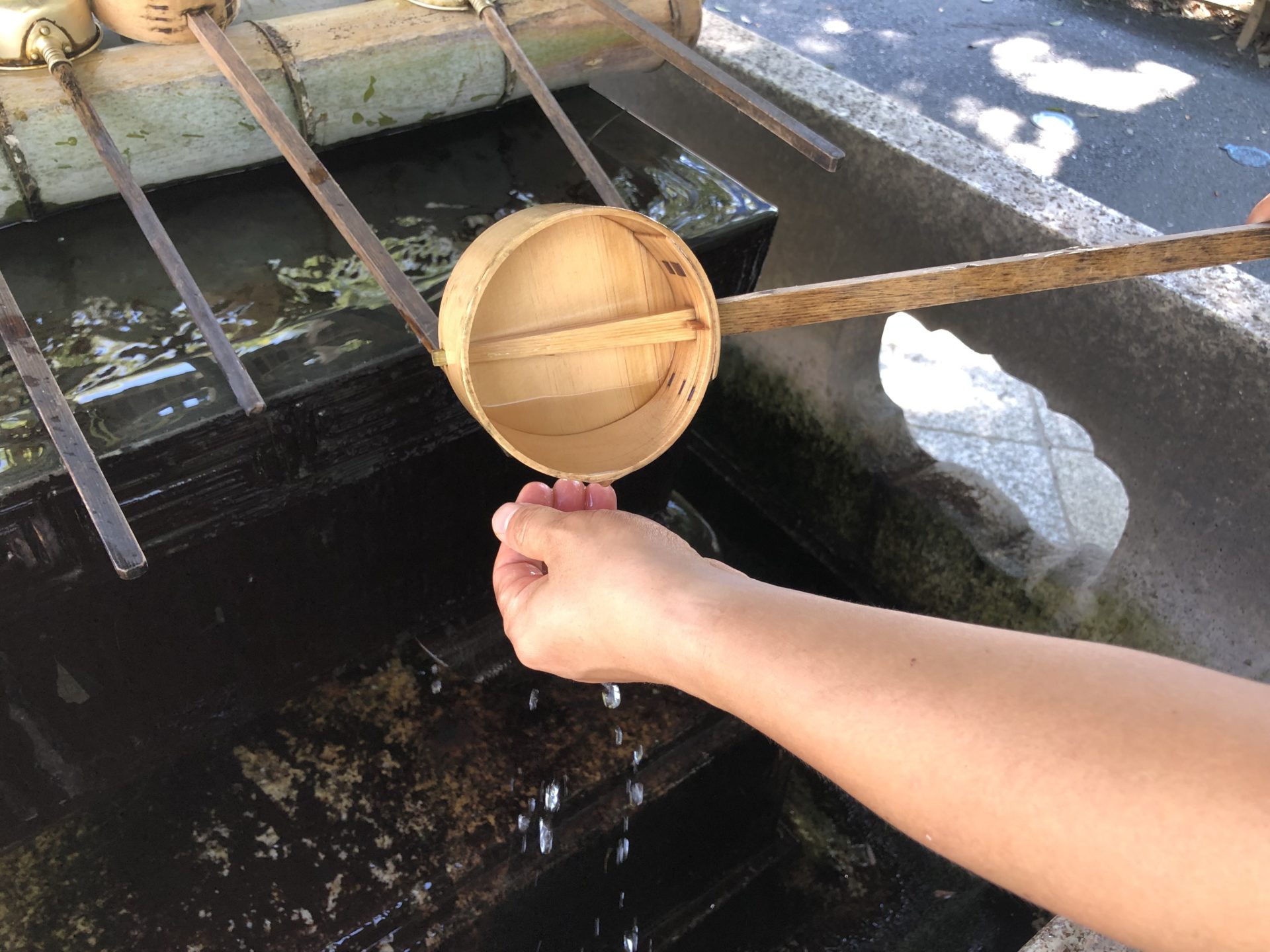 もう一度水を左手にかける