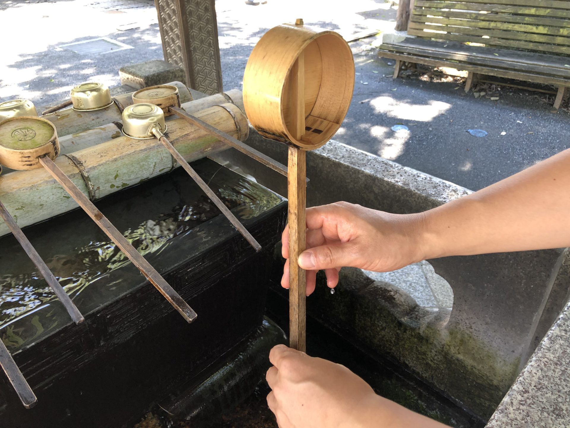 柄杓をたて柄の部分に水を流す