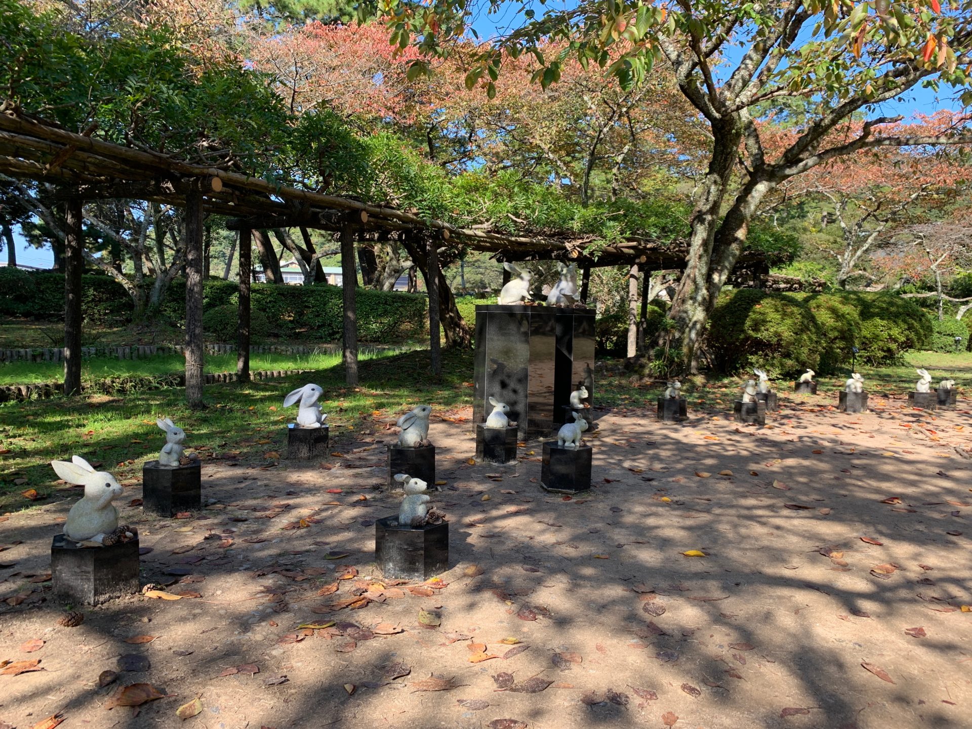 西神苑の白うさぎの像