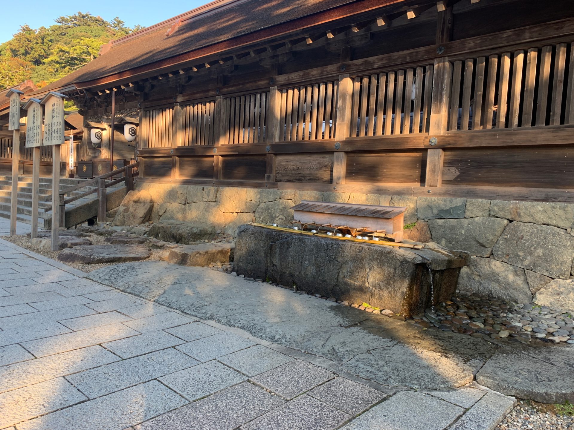 出雲大社本殿右側にある手水