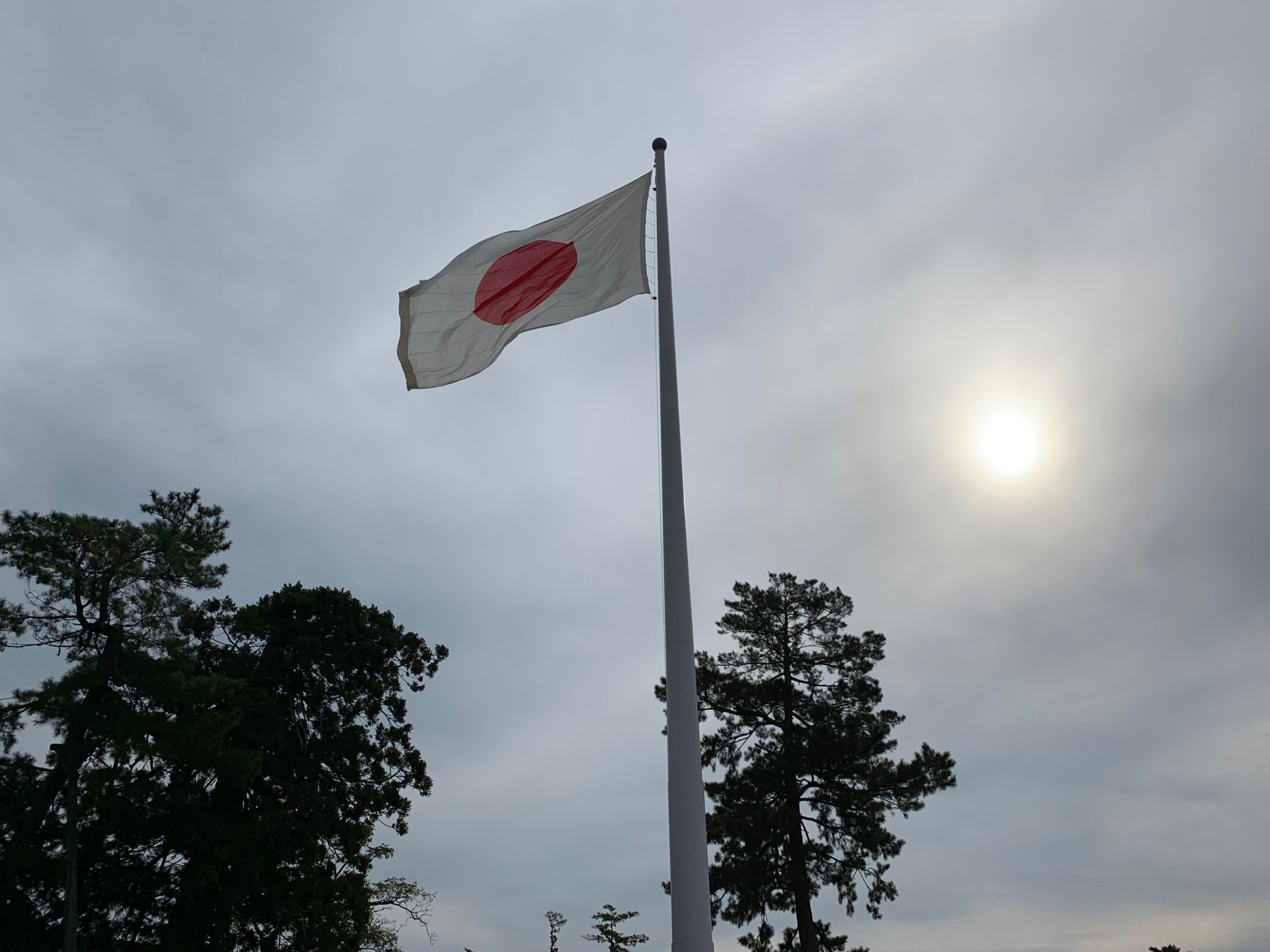 神楽殿付近にある日本国旗の掲揚塔