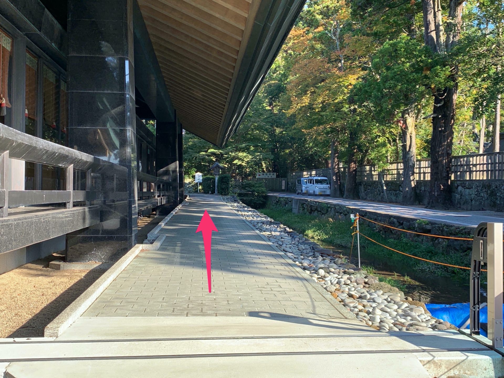 神楽殿の御守所右側の通路