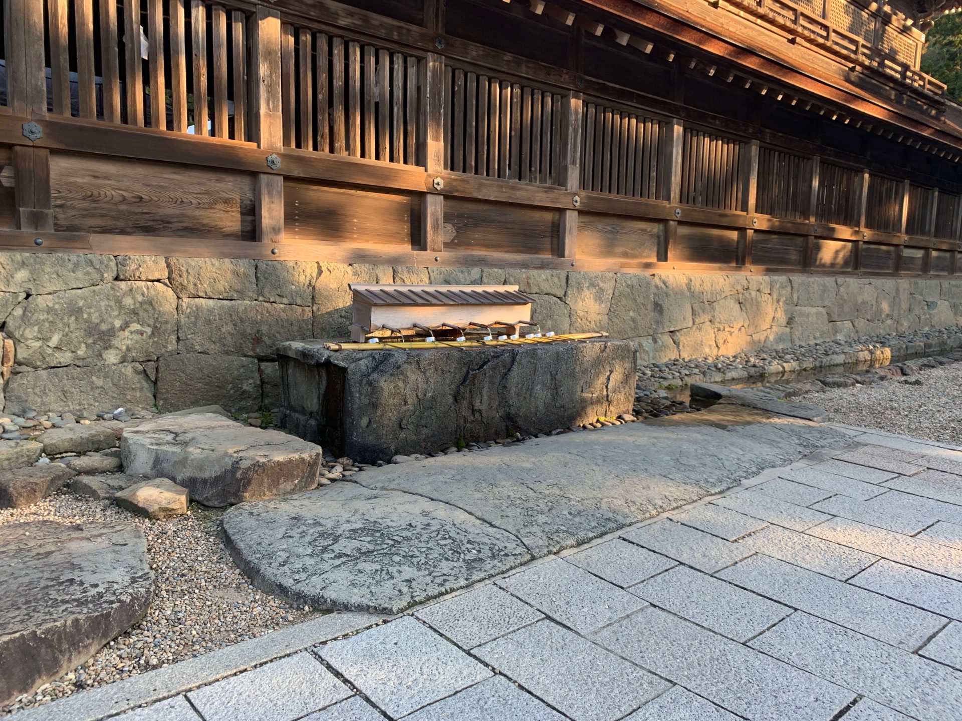 本殿右側の手水舎