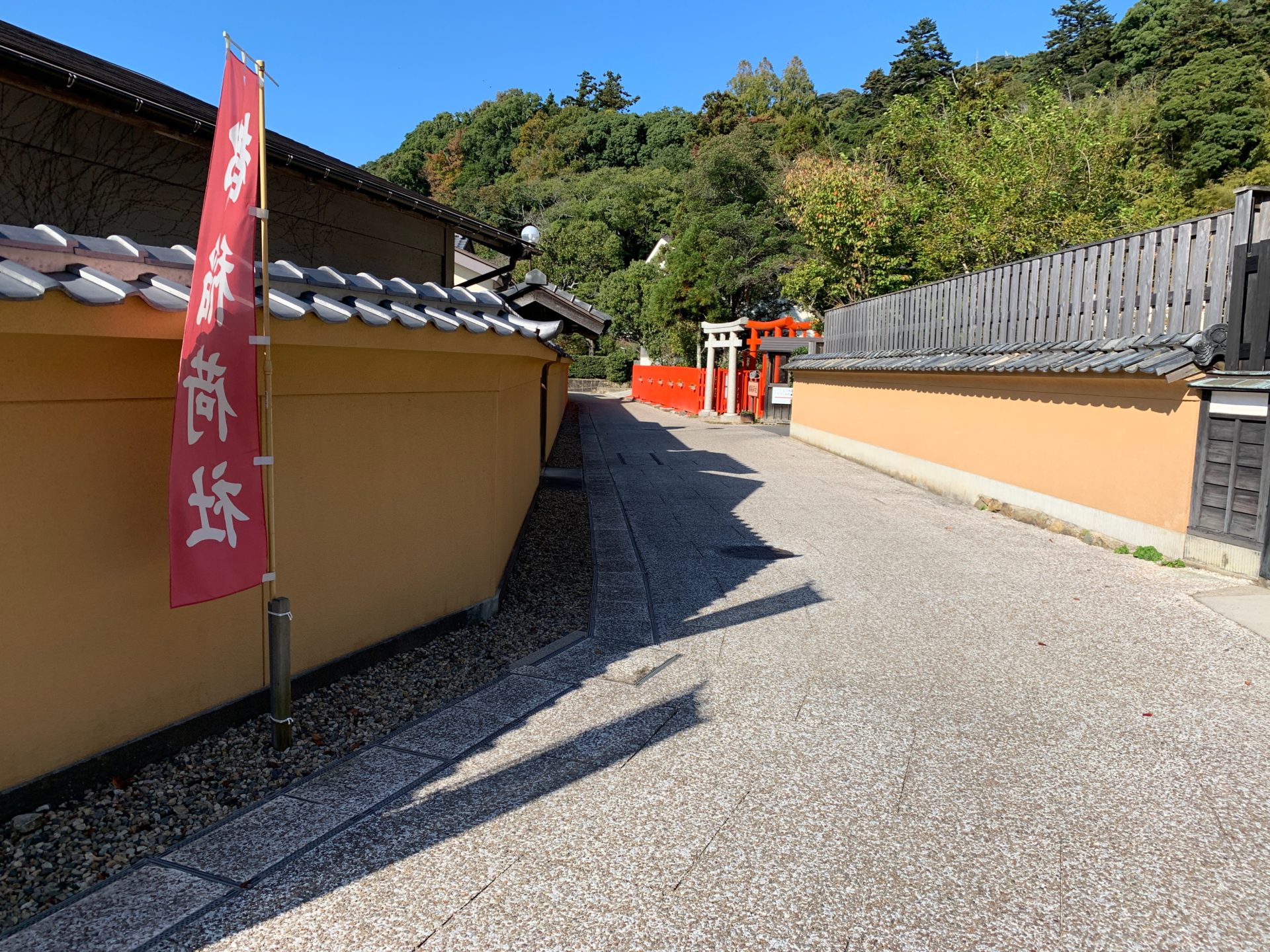 都稲荷社への道