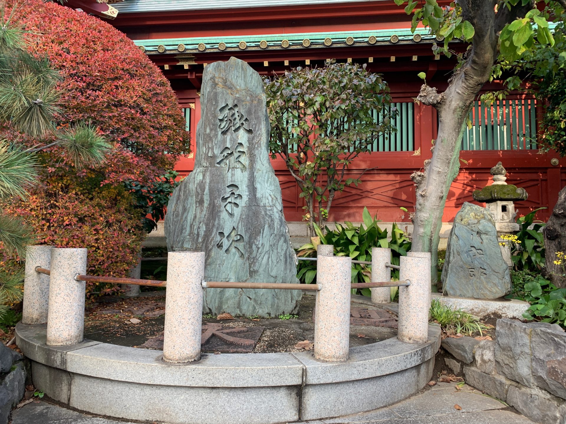 銭形平次の碑・子分がらっ八の碑