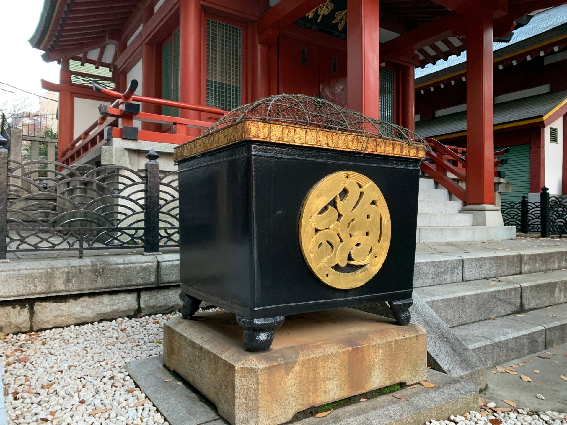 末社魚河岸水神社の天水桶