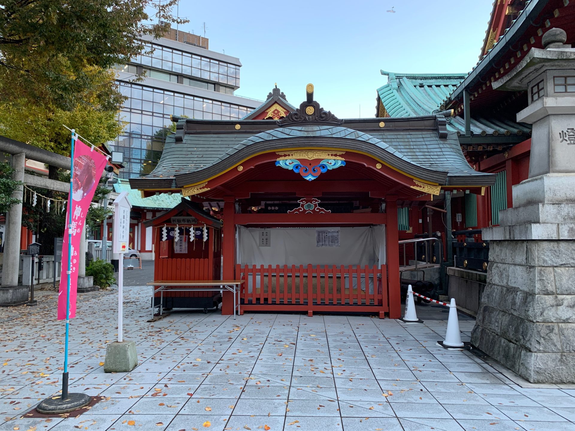 神田明神の祈願串納所と神馬が見られる建物