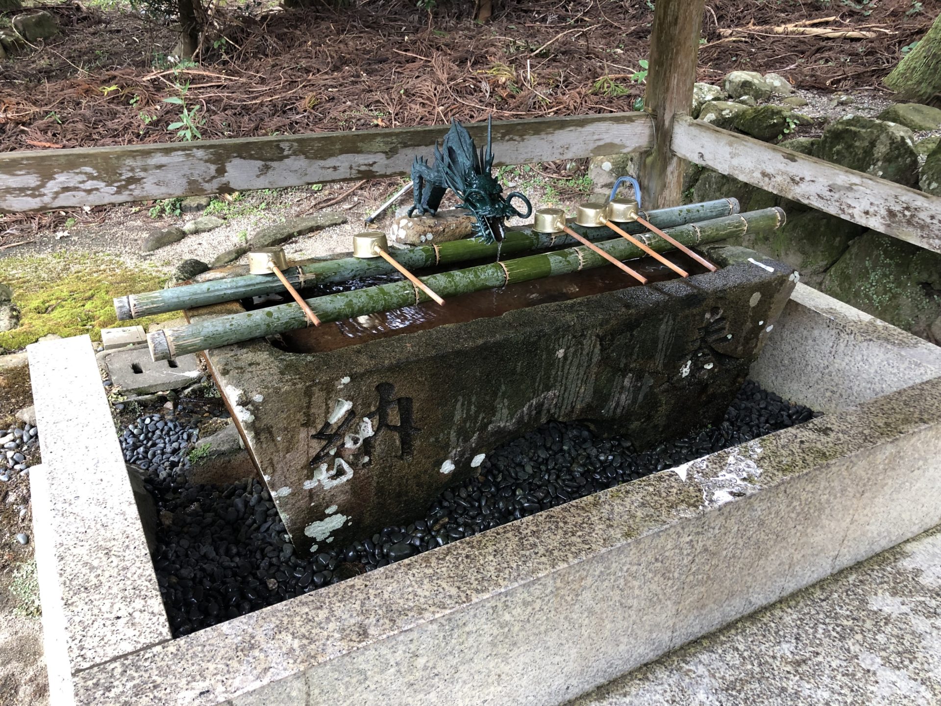 室生龍穴神社の手水舎