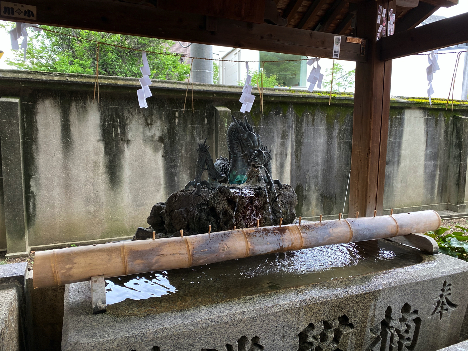 楠珺社左手前の手水舎