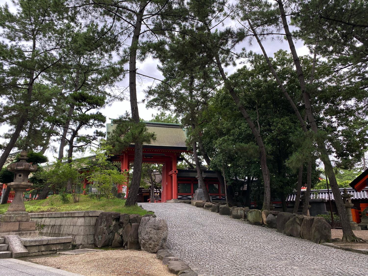 船玉神社側から見た幸福門