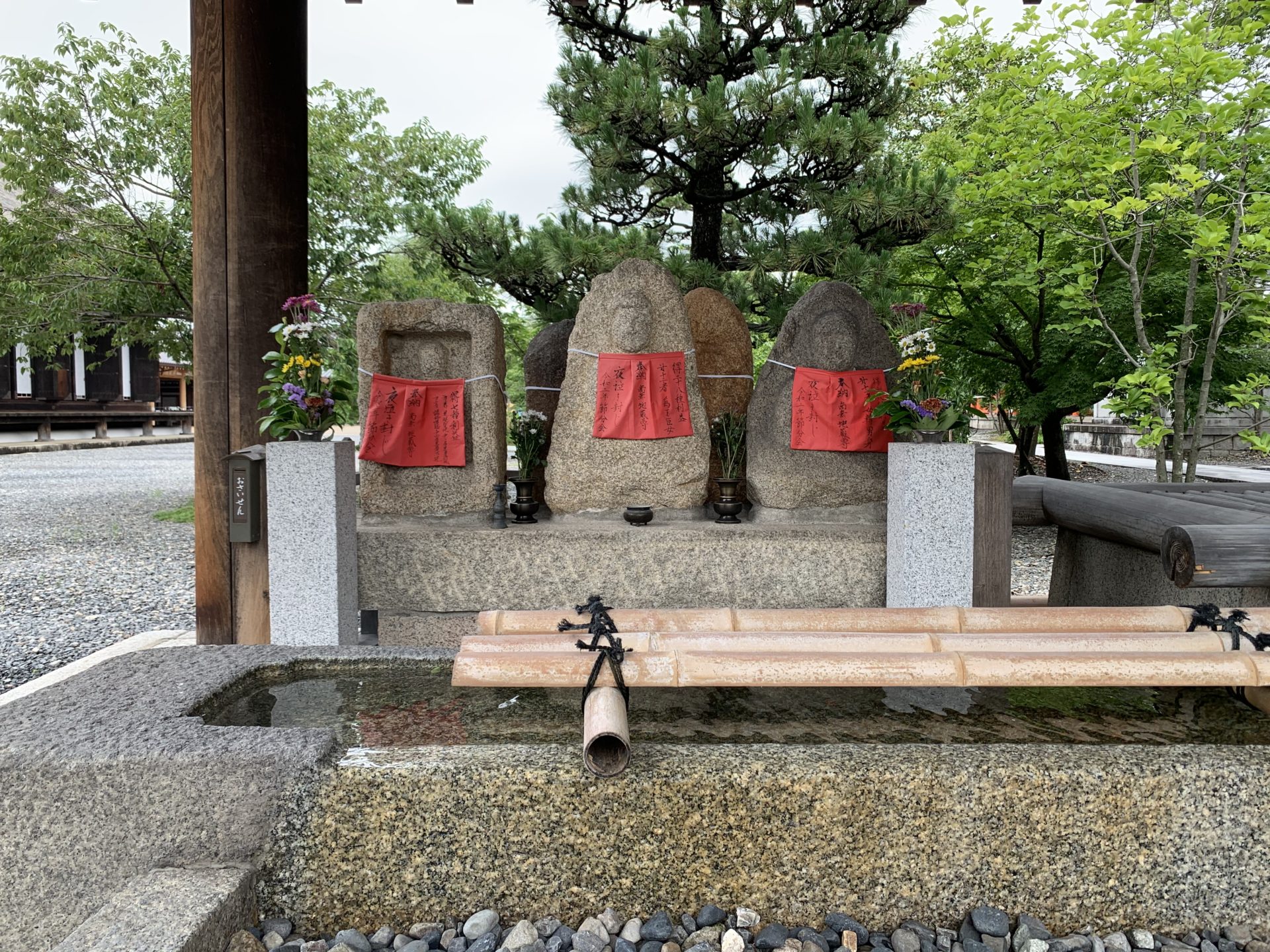 夜泣き泉のお地蔵様