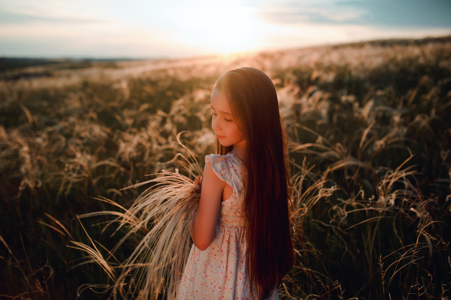 振り向いている少女