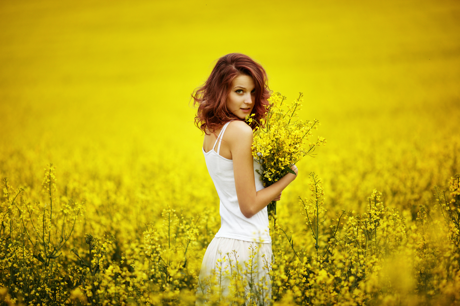 花束を持った女性