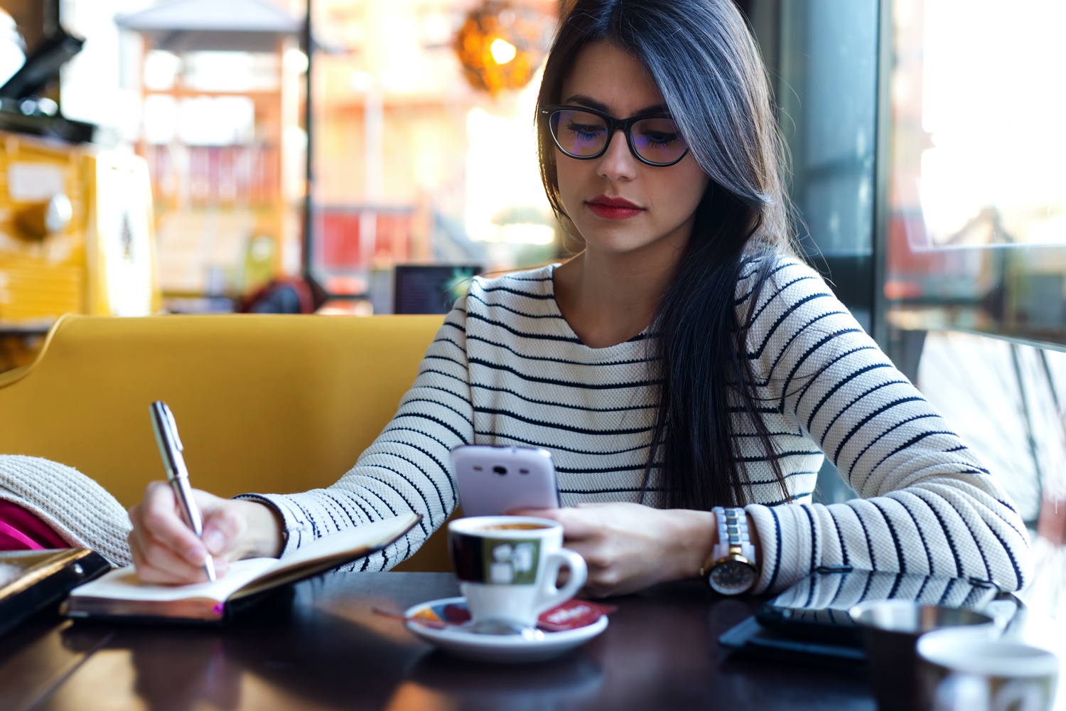 カフェにいる女性